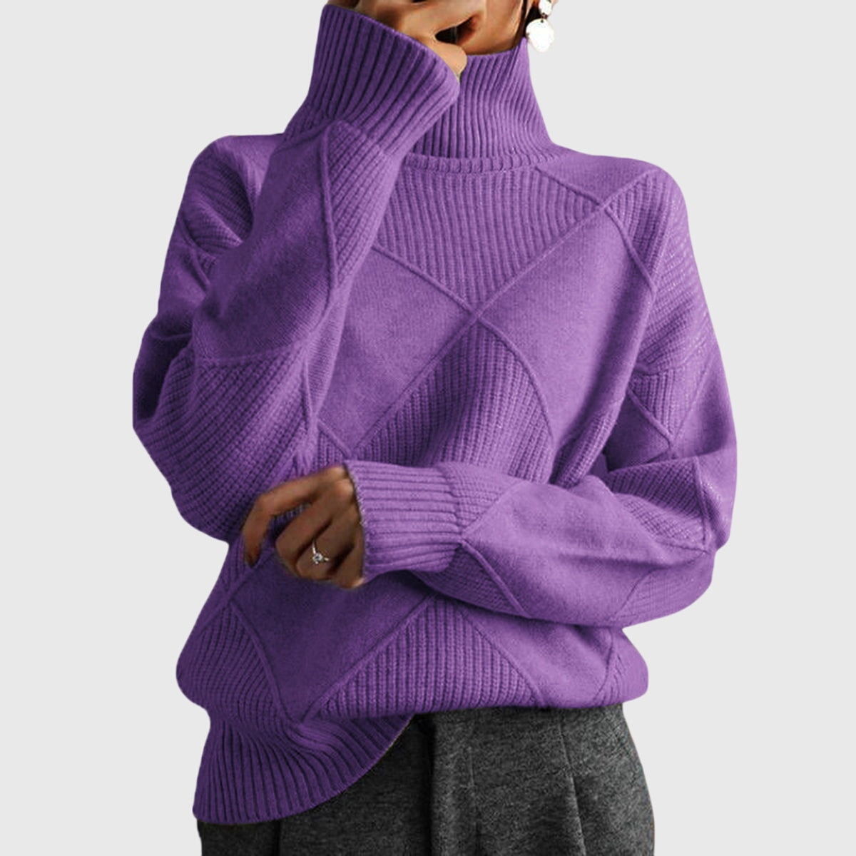 Jersey morado de cuello alto con diseño geométrico en relieve y silueta relajada.