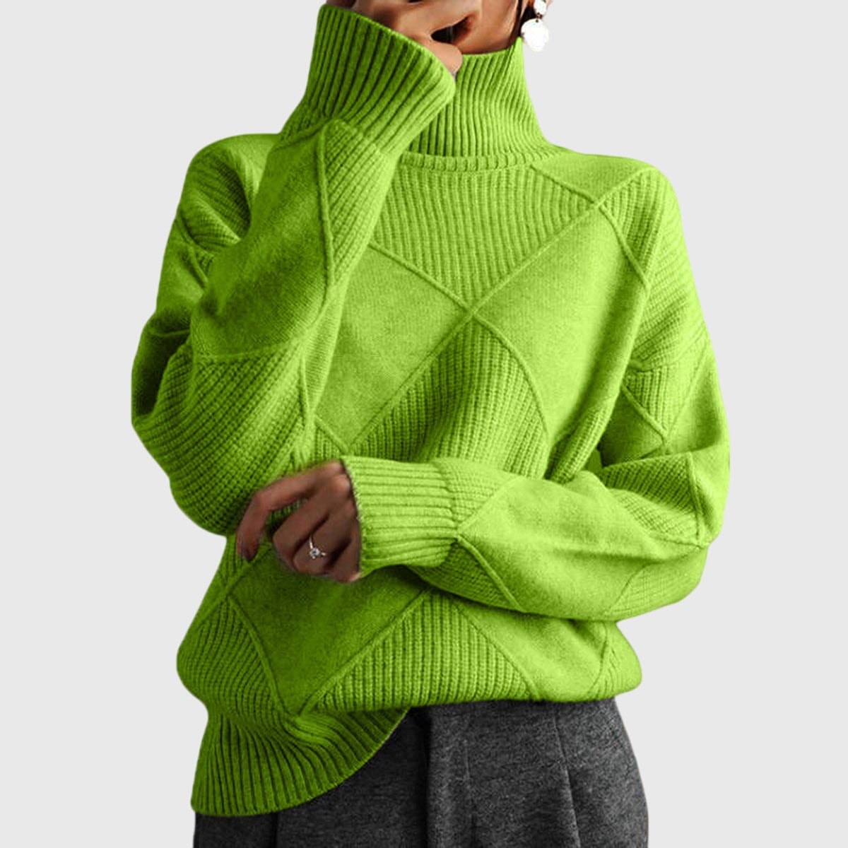 Jersey verde lima de cuello alto, mangas largas y diseño geométrico en relieve.