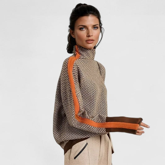 Jersey de cuello alto con estampado de espiga y rayas naranjas en contraste a lo largo de los hombros y las mangas, mostrado de perfil.