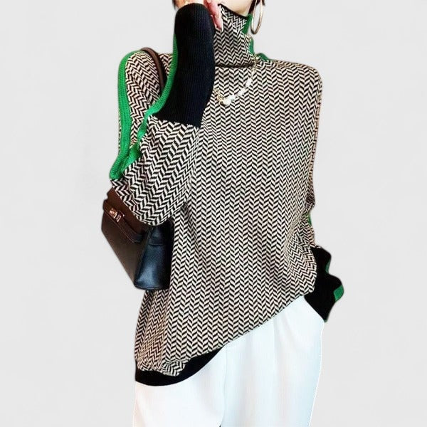 Jersey de cuello alto con estampado de espiga y detalles verdes en contraste a lo largo de los hombros y las mangas, llevado con pantalón claro.