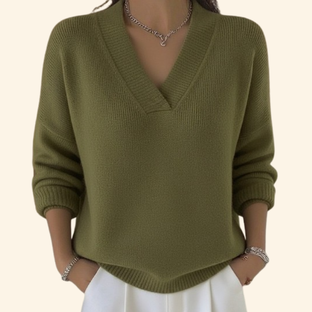 Jersey verde oliva de cuello en V y corte relajado, con textura acanalada visible en el escote, puños y bajo.