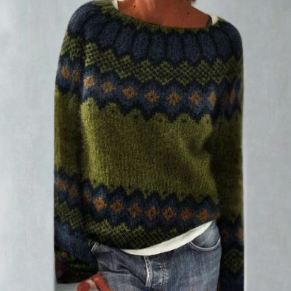 Jersey de cuello redondo y mangas largas con estampado geométrico retro en tonos verde oliva y azul marino, combinado con vaqueros.