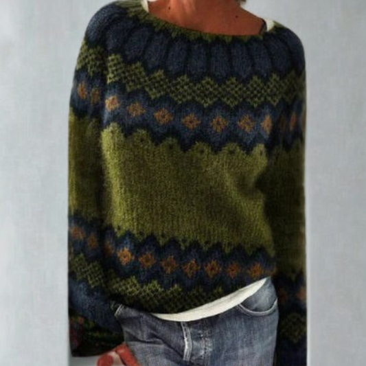 Jersey de cuello redondo y mangas largas con estampado geométrico retro en tonos verde oliva y azul marino, combinado con vaqueros.