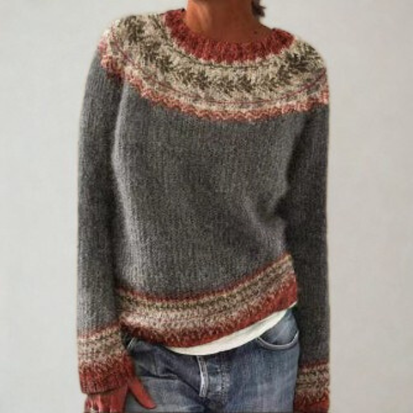 Jersey gris de cuello redondo con detalles geométricos en tonos rojo y crema en el escote, el bajo y los puños.