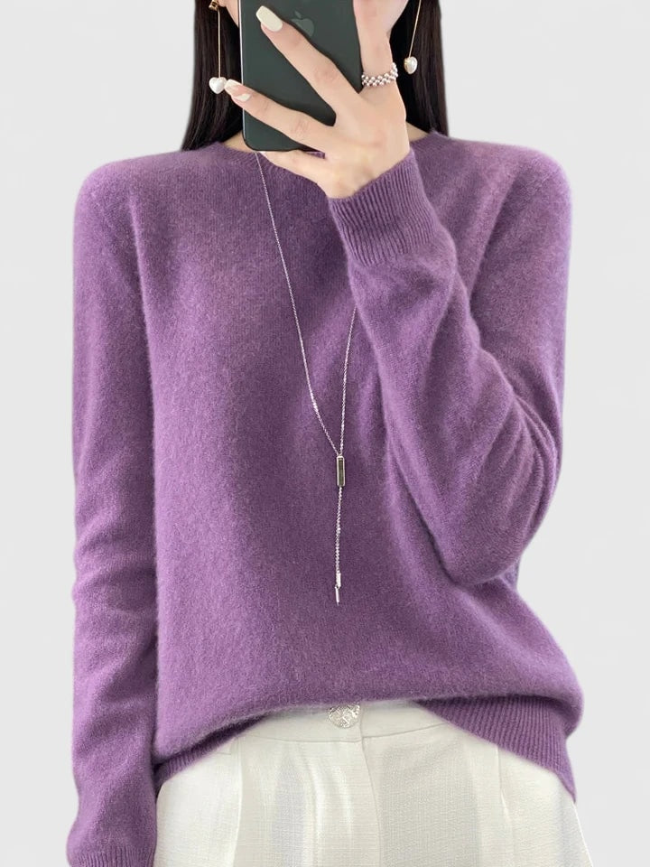 Jersey morado con cuello redondo y collar largo, mostrado sobre fondo claro.