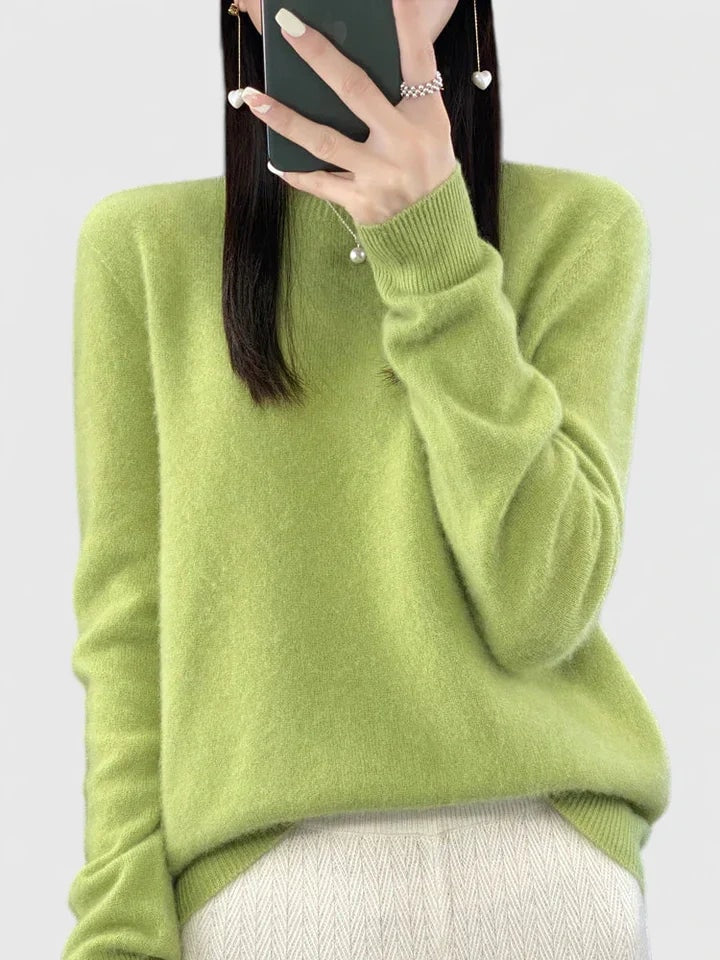 Jersey verde lima de corte relajado sobre fondo claro, con el bajo suelto.