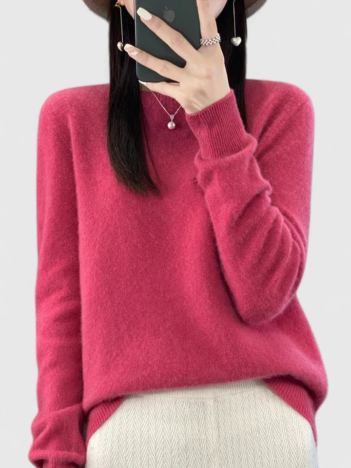 Jersey fucsia de corte relajado sobre fondo claro, llevado con pantalón blanco.