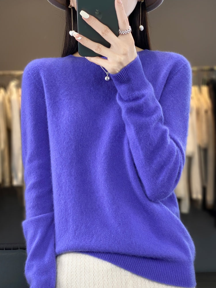 Jersey azul violeta de cuello redondo, con puños acanalados y bajo amplio.