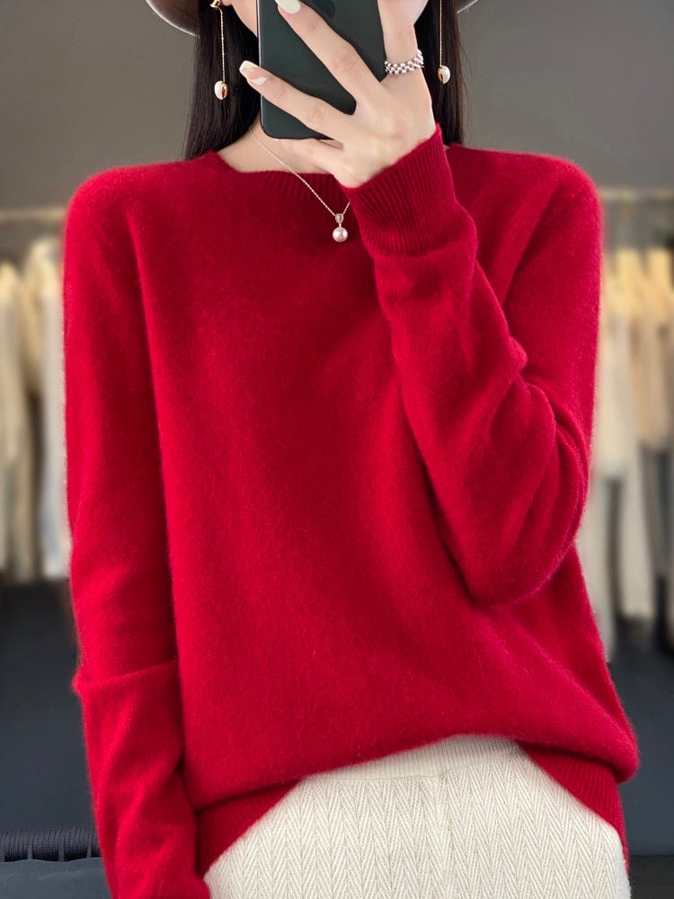Jersey rojo intenso de corte relajado, cuello redondo y puños ajustados.