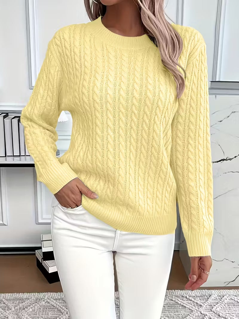 Jersey amarillo claro de punto calado, con cuello redondo, mangas largas y puños definidos.