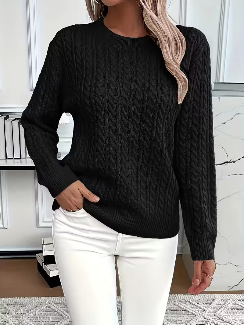 Jersey negro de textura calada vertical, cuello redondo y mangas largas, combinado con pantalón blanco.