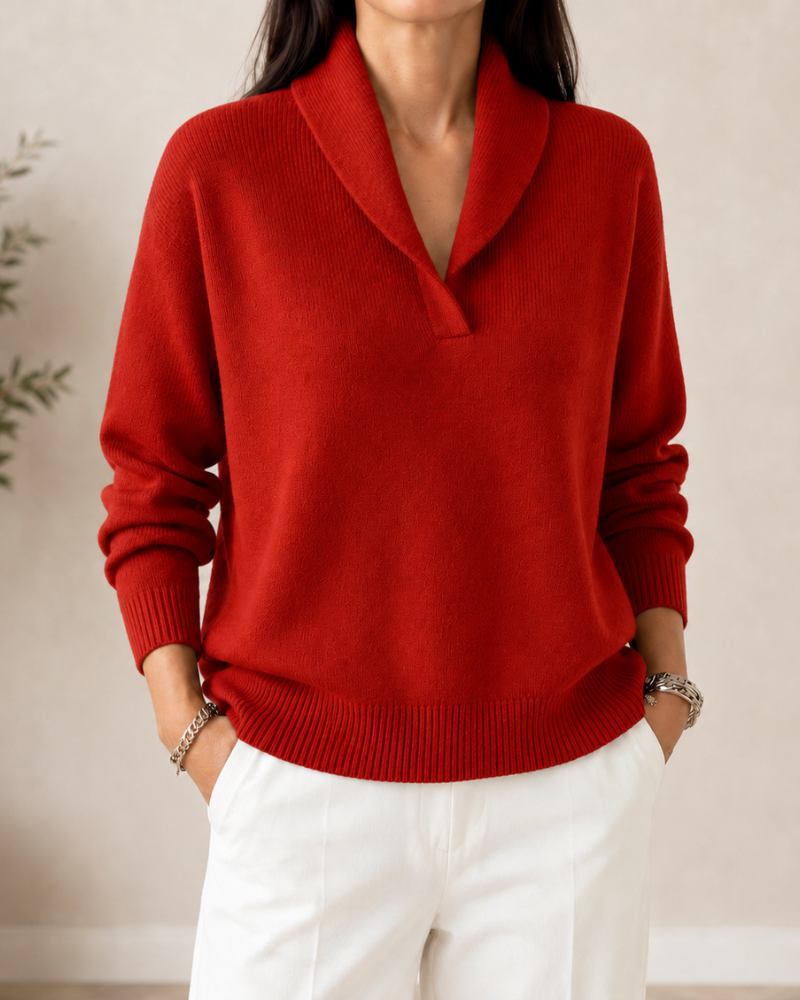 Jersey de punto rojo con cuello chal, manga larga y bajo acanalado, presentado de frente sobre pantalón blanco.