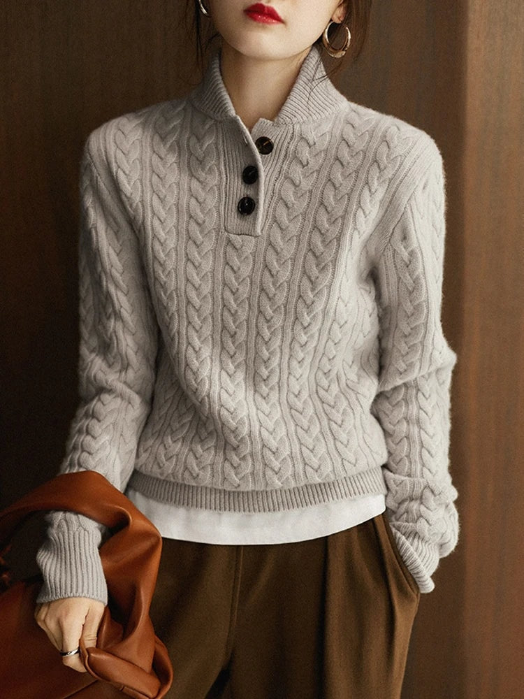 Vista frontal del jersey gris claro con tres botones en el cuello, sobre una camisa blanca y pantalón de pinzas.