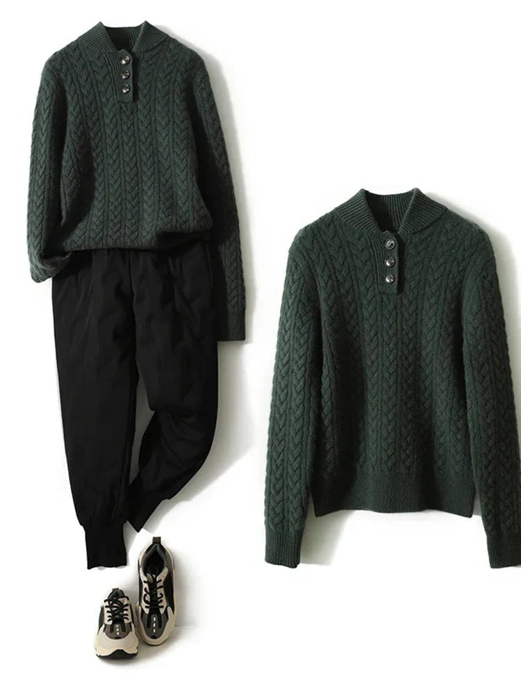 Jersey verde oscuro de punto trenzado presentado junto a un conjunto de pantalón oscuro y zapatillas.