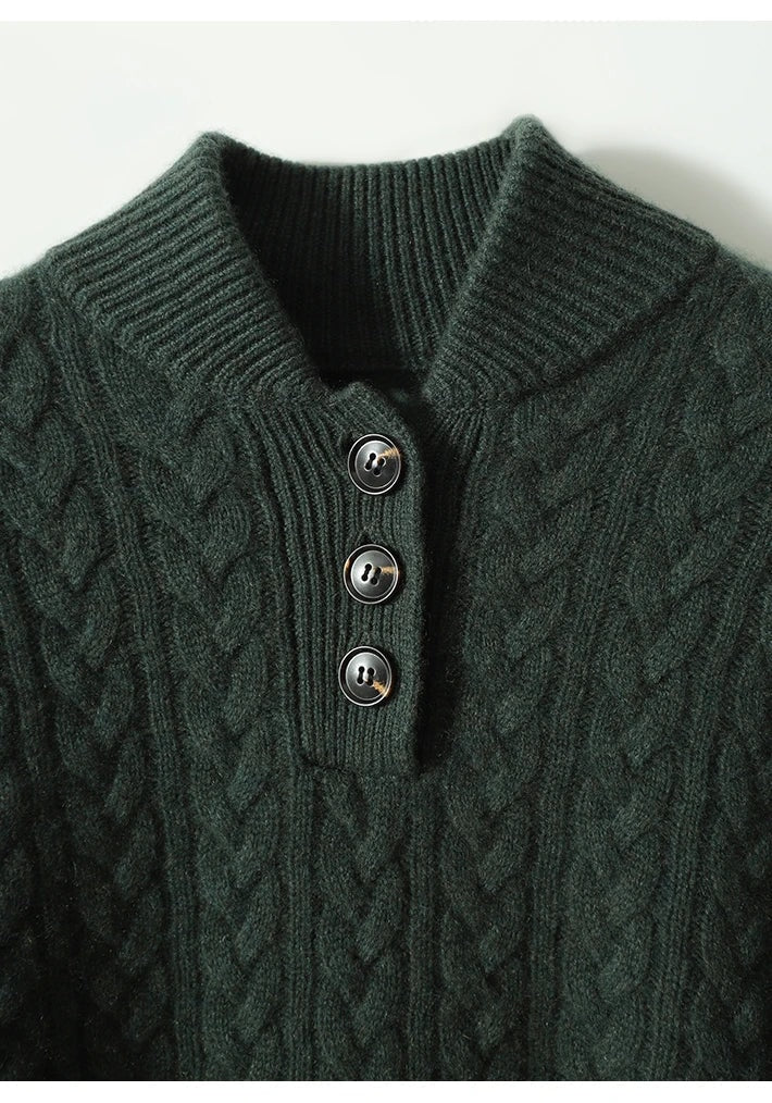 Primer plano del cuello verde oscuro con tres botones y textura trenzada alrededor de la abertura.