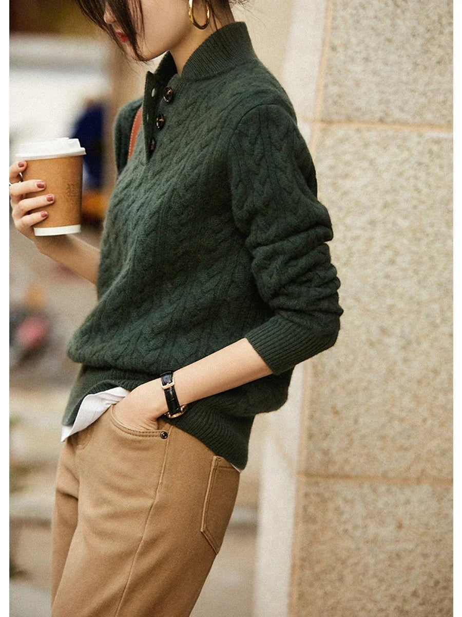 Vista lateral del jersey verde oscuro de cuello abotonado y mangas largas, combinado con pantalón beige.