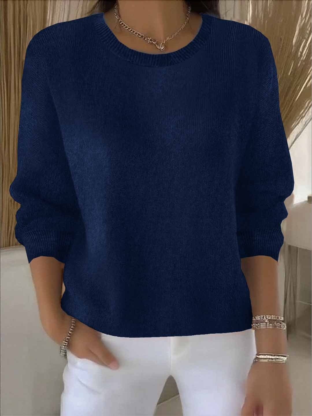 Jersey azul marino de cuello redondo, mangas largas y bajo ligeramente curvado.
