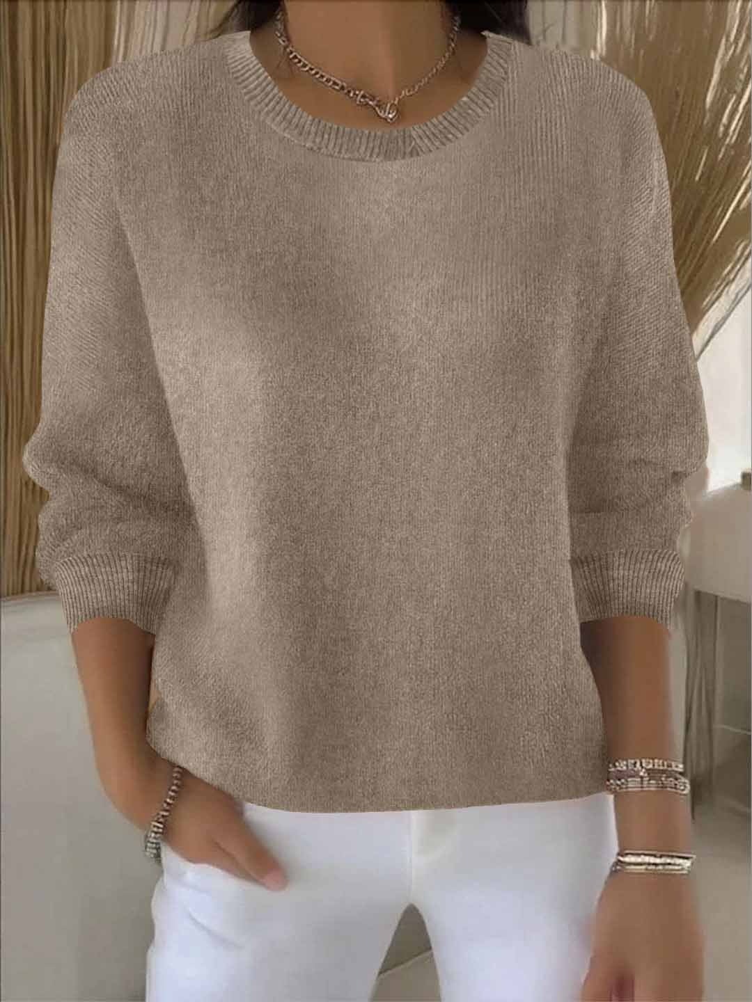 Jersey beige topo de corte holgado con puños definidos y cuello redondo.