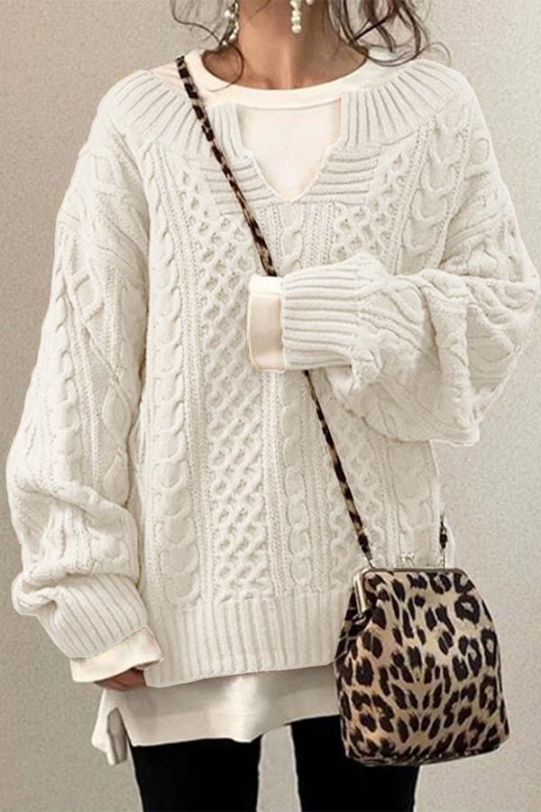 Jersey oversize blanco de punto trenzado con escote en V, hombros amplios y mangas largas.
