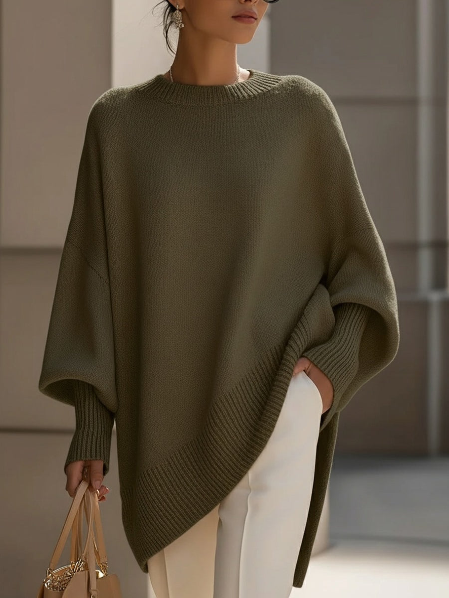 Jersey tipo poncho verde oliva con cuello redondo, mangas largas y bajo asimétrico.