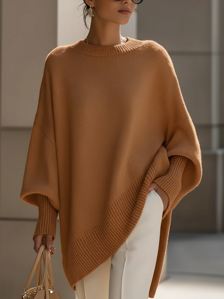 Jersey tipo poncho marrón con silueta holgada, puños de canalé y bajo asimétrico pronunciado.