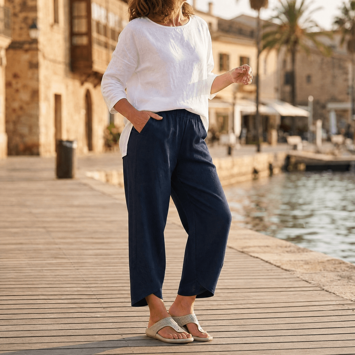 Pantalón cropped azul marino de pierna ancha con cintura elástica y bolsillos laterales.