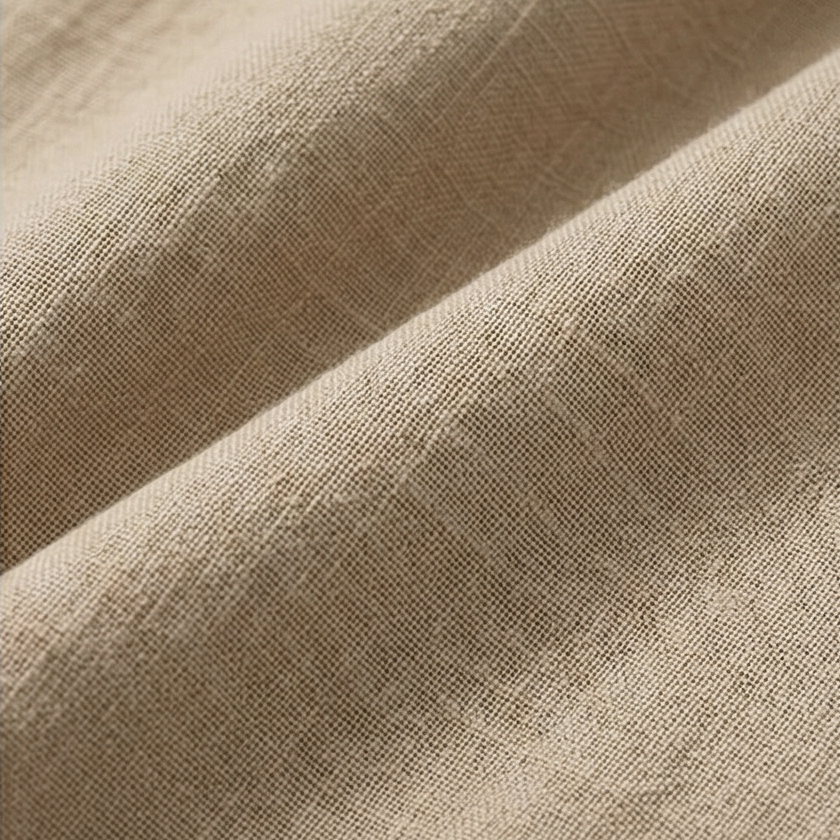 Primer plano de la textura visible del pantalón en tono beige.