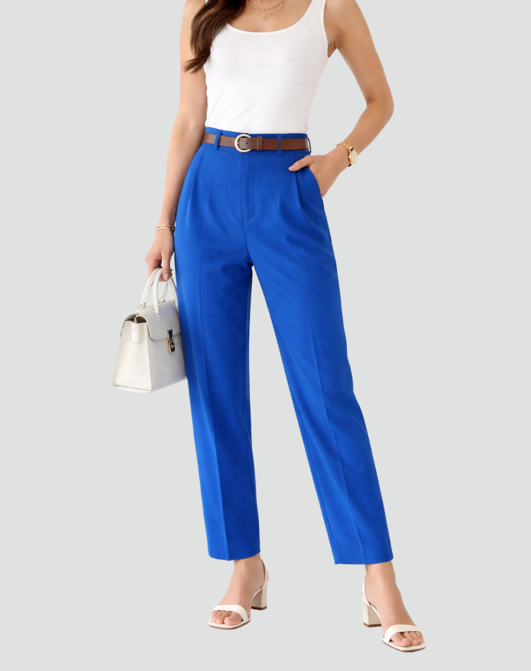 Pantalón azul intenso de cintura alta con pinzas y bolsillos laterales, llevado con cinturón azul y sandalias claras.