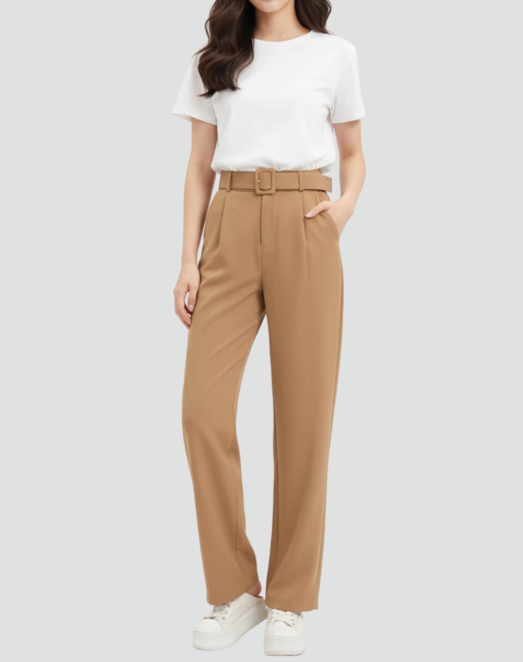 Pantalón camel de cintura alta con pinzas marcadas y pernera recta, combinado con camiseta blanca y zapatillas.