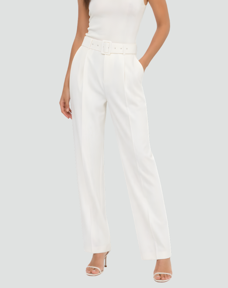 Pantalón blanco de tiro alto con pinzas delanteras, cinturón a juego y acabado recto hasta el tobillo.