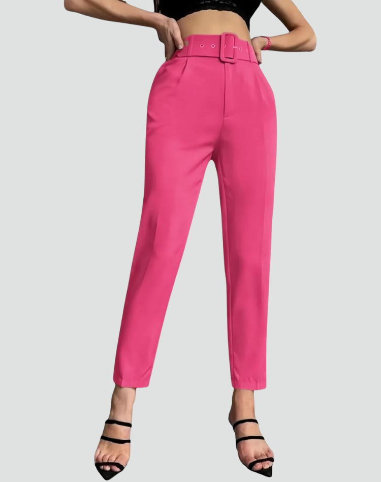Pantalón fucsia de cintura alta con pinzas, cinturón ancho a juego y pernera recta ligeramente ajustada en el bajo.