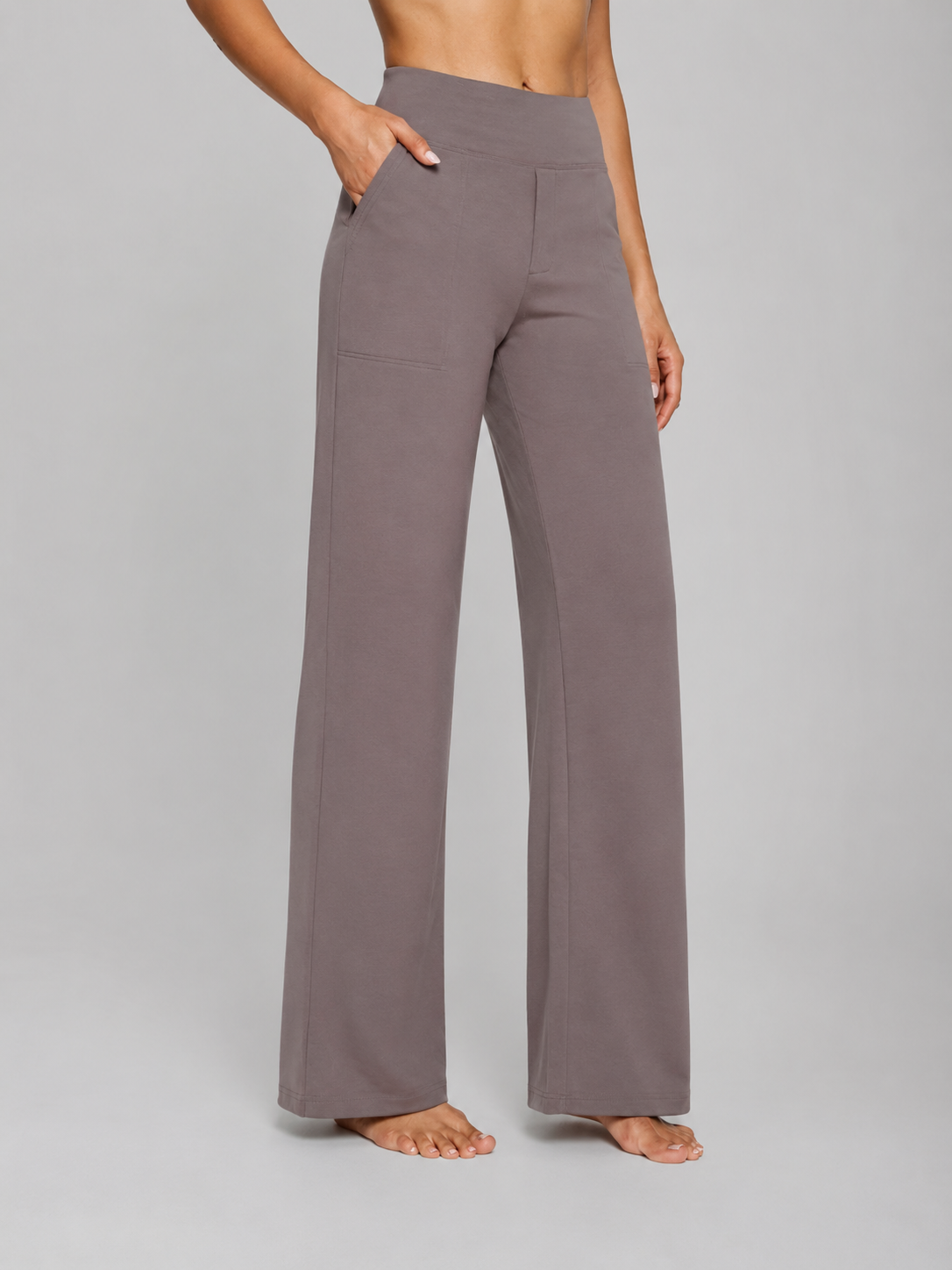 Pantalón de talle alto en tono topo, con pernera ancha, bolsillos laterales y vista frontal de cuerpo entero.
