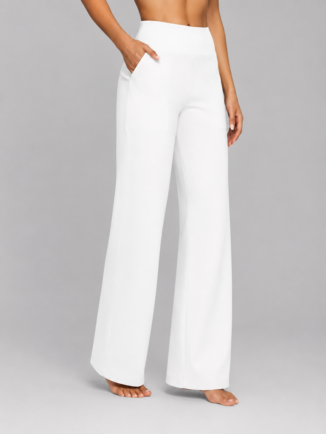 Pantalón blanco de talle alto y pernera ancha, con silueta fluida y bajos amplios.