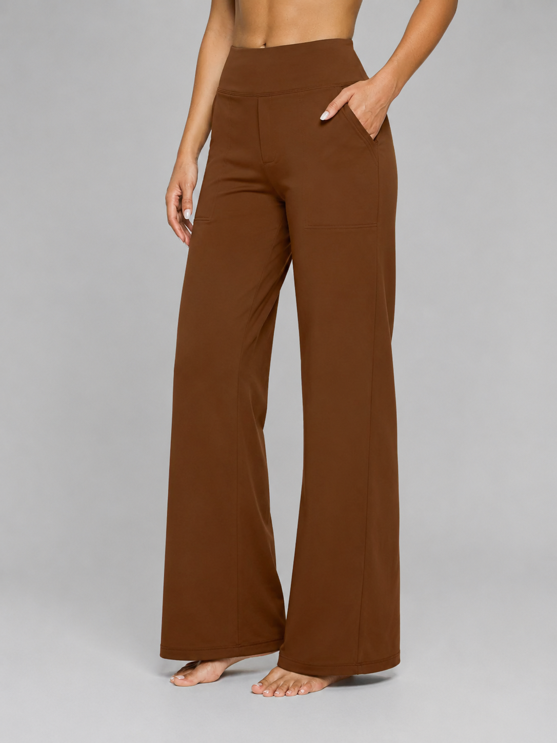 Pantalón marrón de cintura alta y pernera ancha, mostrado de frente con un bolsillo lateral visible.