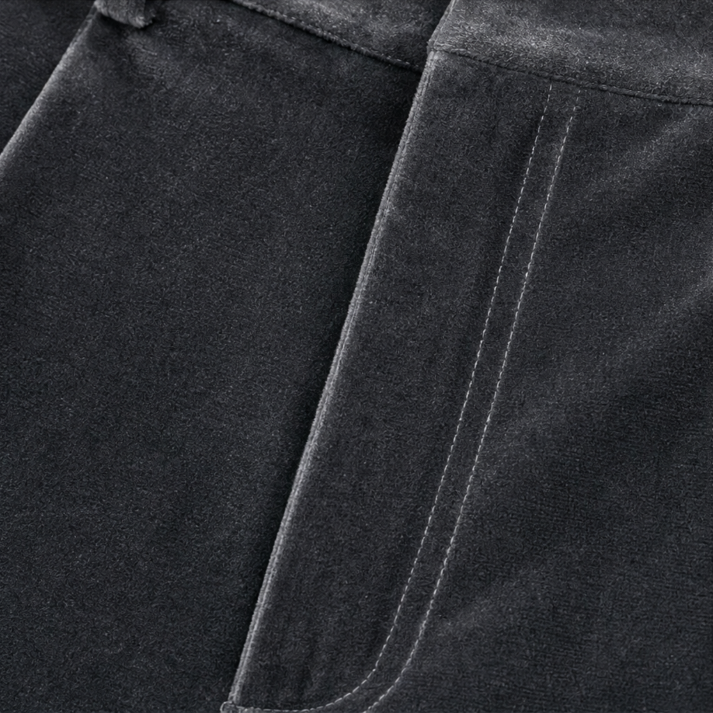 Primer plano de la abertura y las costuras del bolsillo lateral del pantalón.