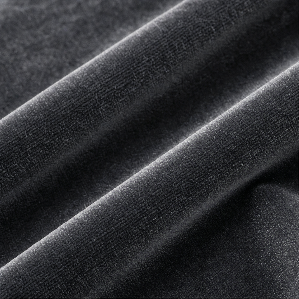 Acercamiento de la superficie aterciopelada en tono gris oscuro del pantalón.