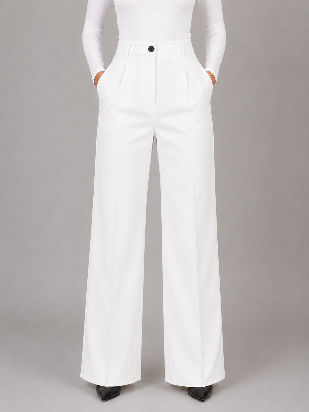 Pantalón de vestir blanco de talle alto y pierna ancha, visto de frente, con pinzas delanteras, botón y bolsillos laterales.