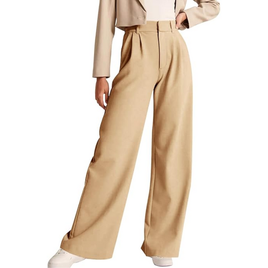 Pantalón de vestir beige de tiro alto, con pinzas delanteras y pierna ancha, combinado con una americana corta y zapatillas blancas.