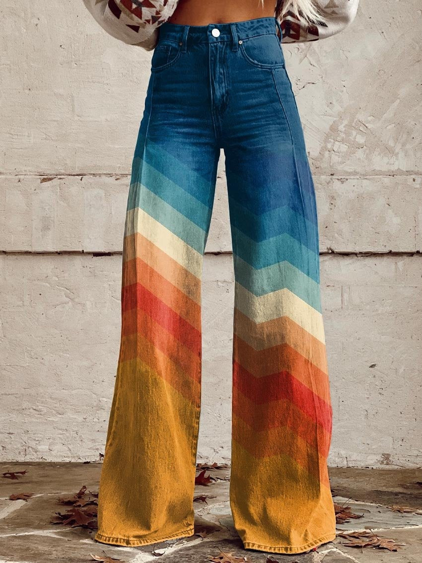 Pantalón palazzo de tiro alto visto de frente, con pernera amplia y estampado de franjas zigzag en tonos azules, verdes, crema, rojos y mostaza.