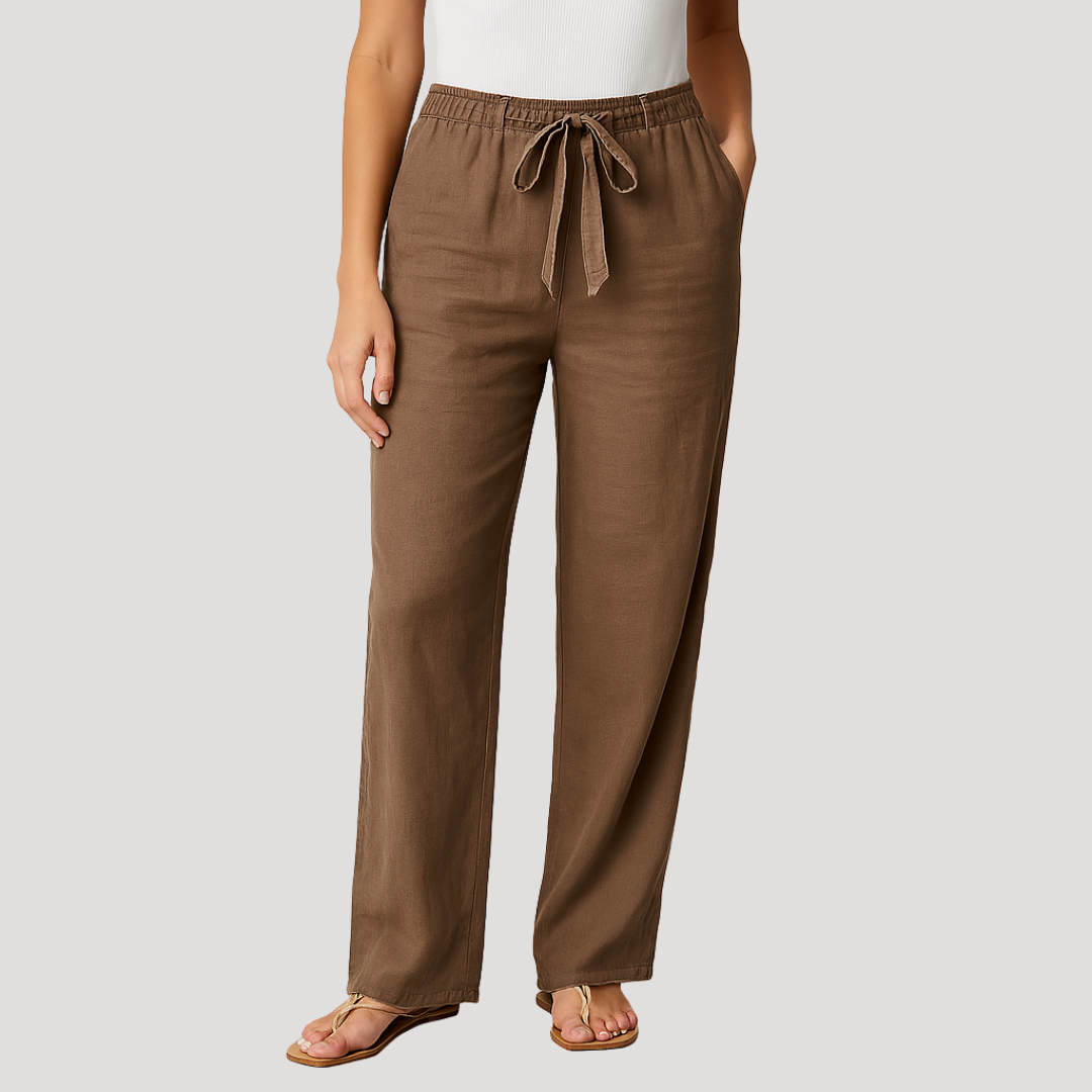 Pantalón recto marrón de tiro alto, mostrado con el cordón ajustado y las manos en los bolsillos.