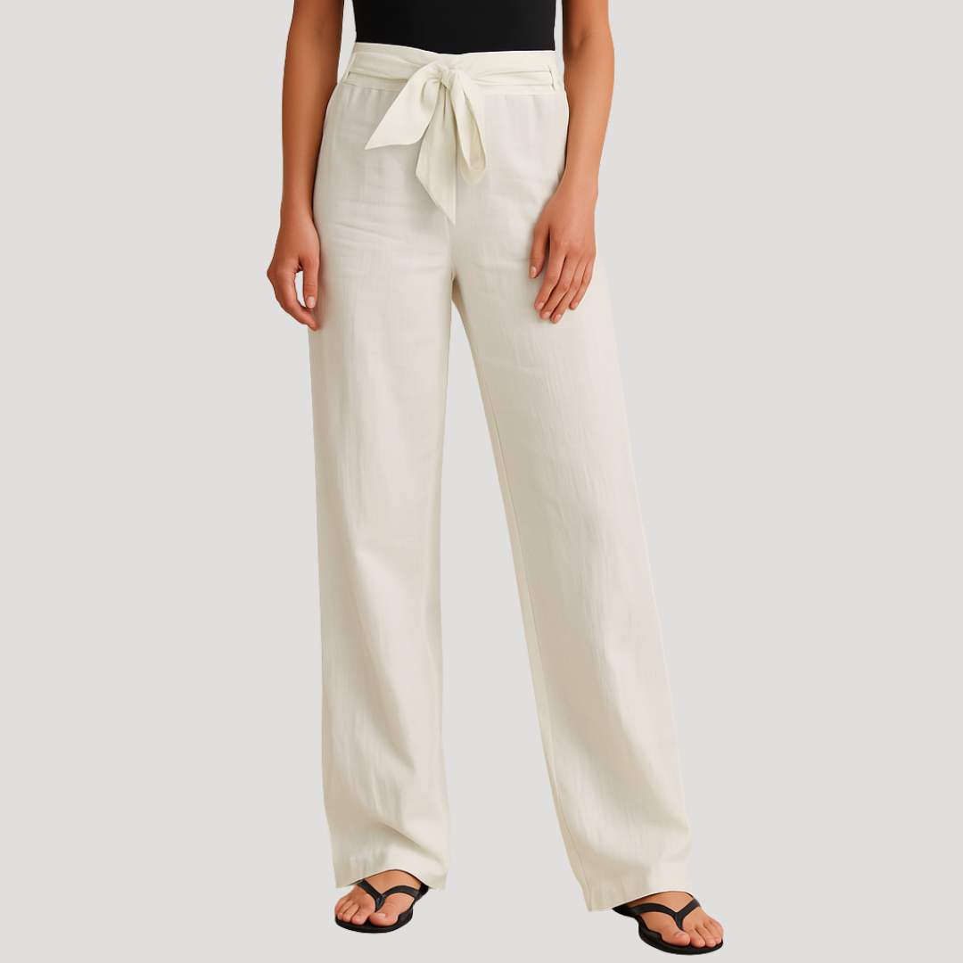 Pantalón recto color crema de tiro alto, combinado con una prenda negra y sandalias oscuras.