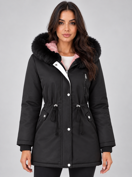 Parka negra de invierno con capucha de pelo sintético, cierre frontal, bolsillos laterales y cintura ajustable con cordones.