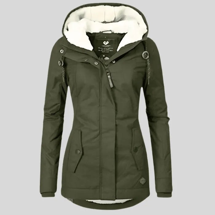 Parka verde oliva presentada de frente sin modelo, con capucha forrada, cordones y bolsillos laterales con solapa.