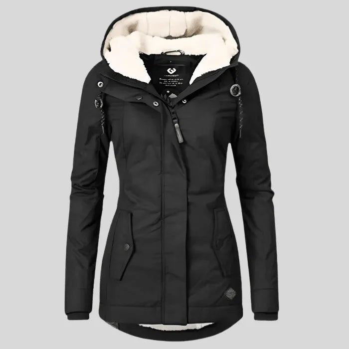 Parka negra mostrada de frente sin modelo, con capucha amplia de forro cálido, cordones laterales y cierre cubierto.