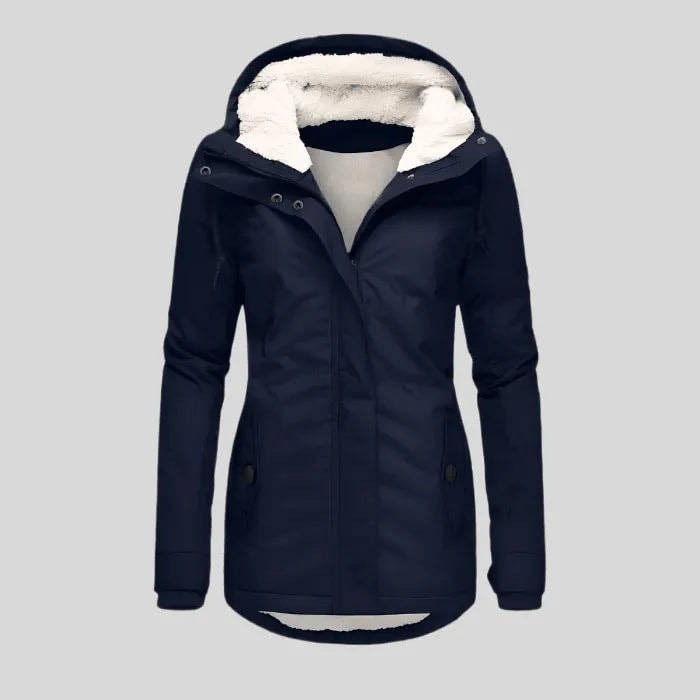 Parka azul marino presentada de frente sin modelo, con el forro cálido de la capucha claramente visible.