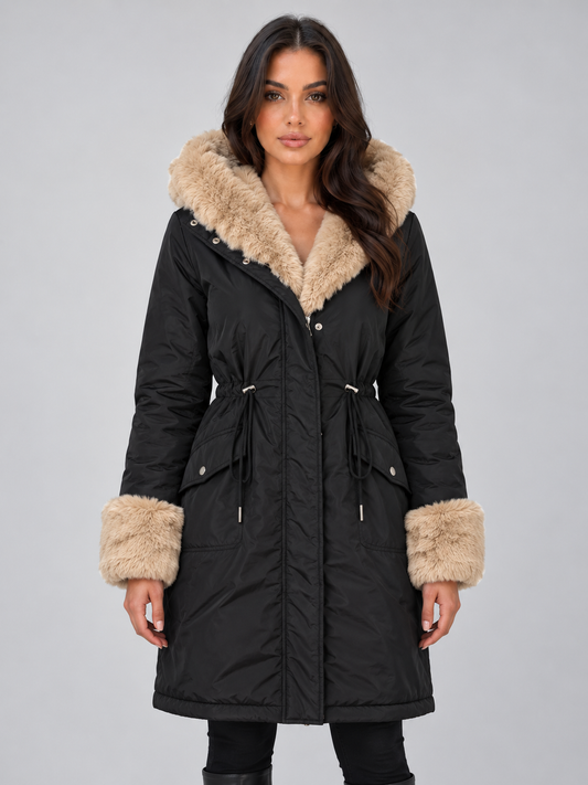 Parka larga negra con capucha, cuello y puños de acabado suave, cintura ajustable y bolsillos delanteros con solapa.