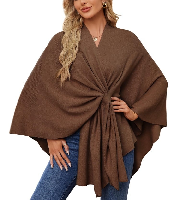 Poncho tipo chal marrón oscuro con nudo central y amplios paneles delanteros.