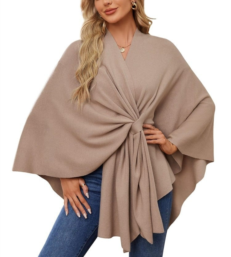 Poncho tipo chal topo claro con nudo frontal, drapeado cruzado y extremos superpuestos.