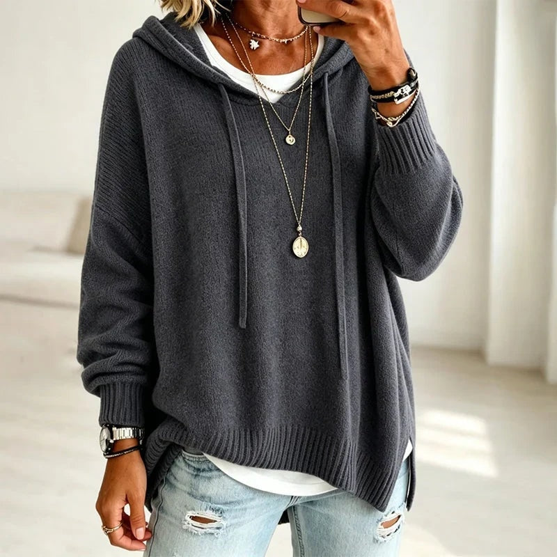 Sudadera gris oscuro con capucha y cordones, fotografiada en un autorretrato frente al espejo con vaqueros claros.