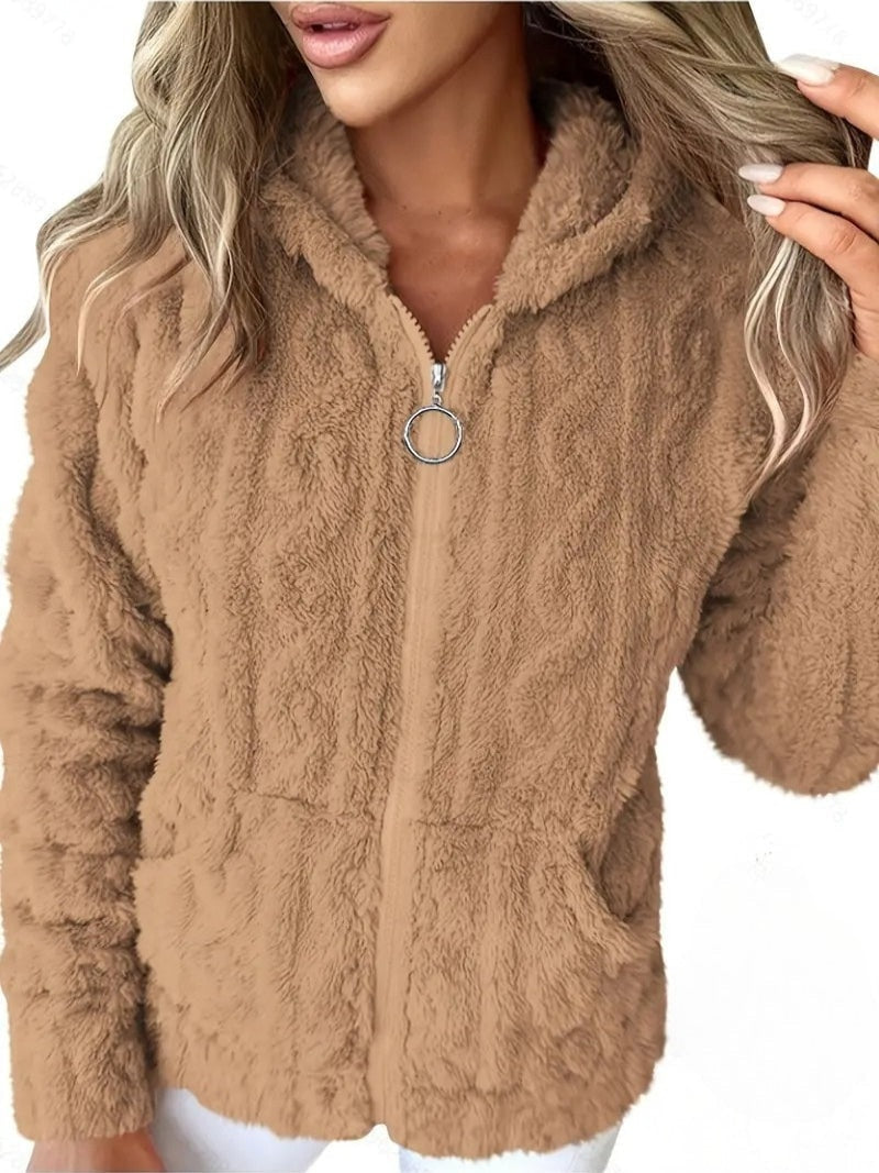 Sudadera color camel con capucha, textura mullida y cierre frontal con tirador circular.